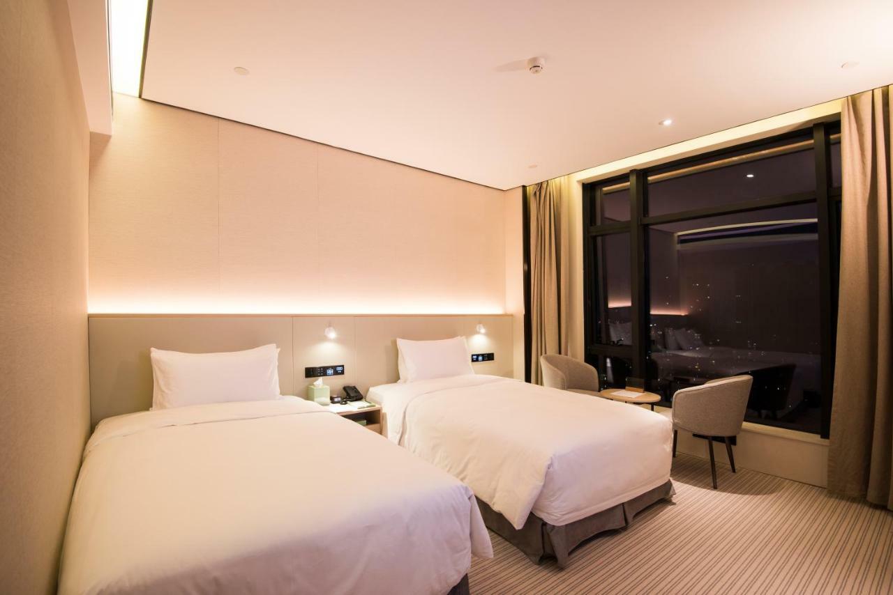 Virtuous World Hotel Foshan Exterior photo